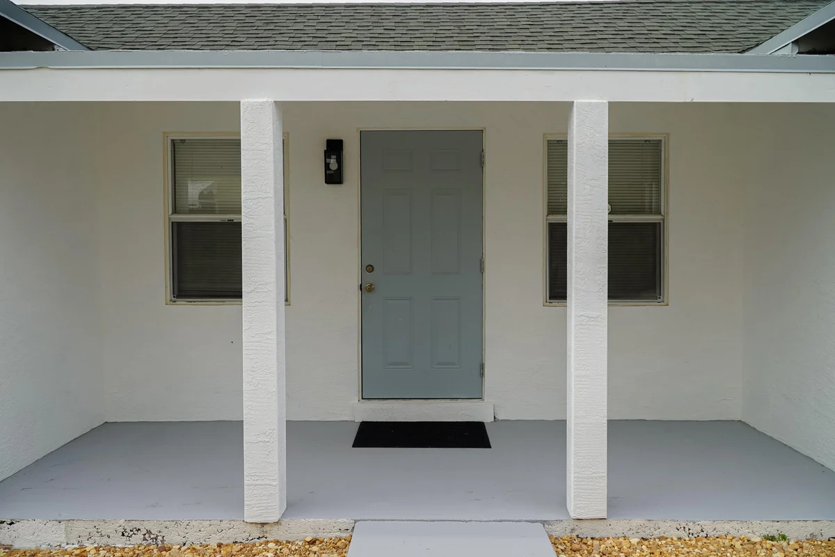 908 W 5th St, Riviera Beach: photo 1 of 40