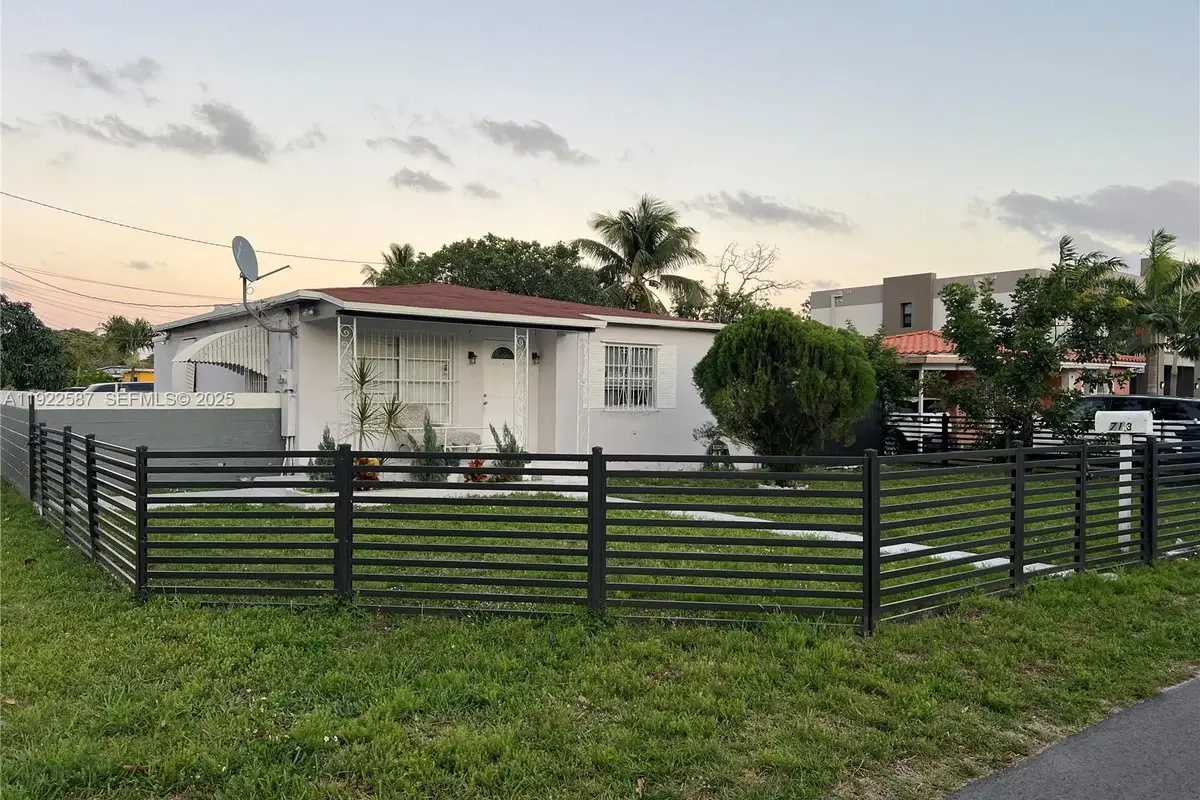 713 SW 7th Ave, Hallandale Beach: photo 1 of 6