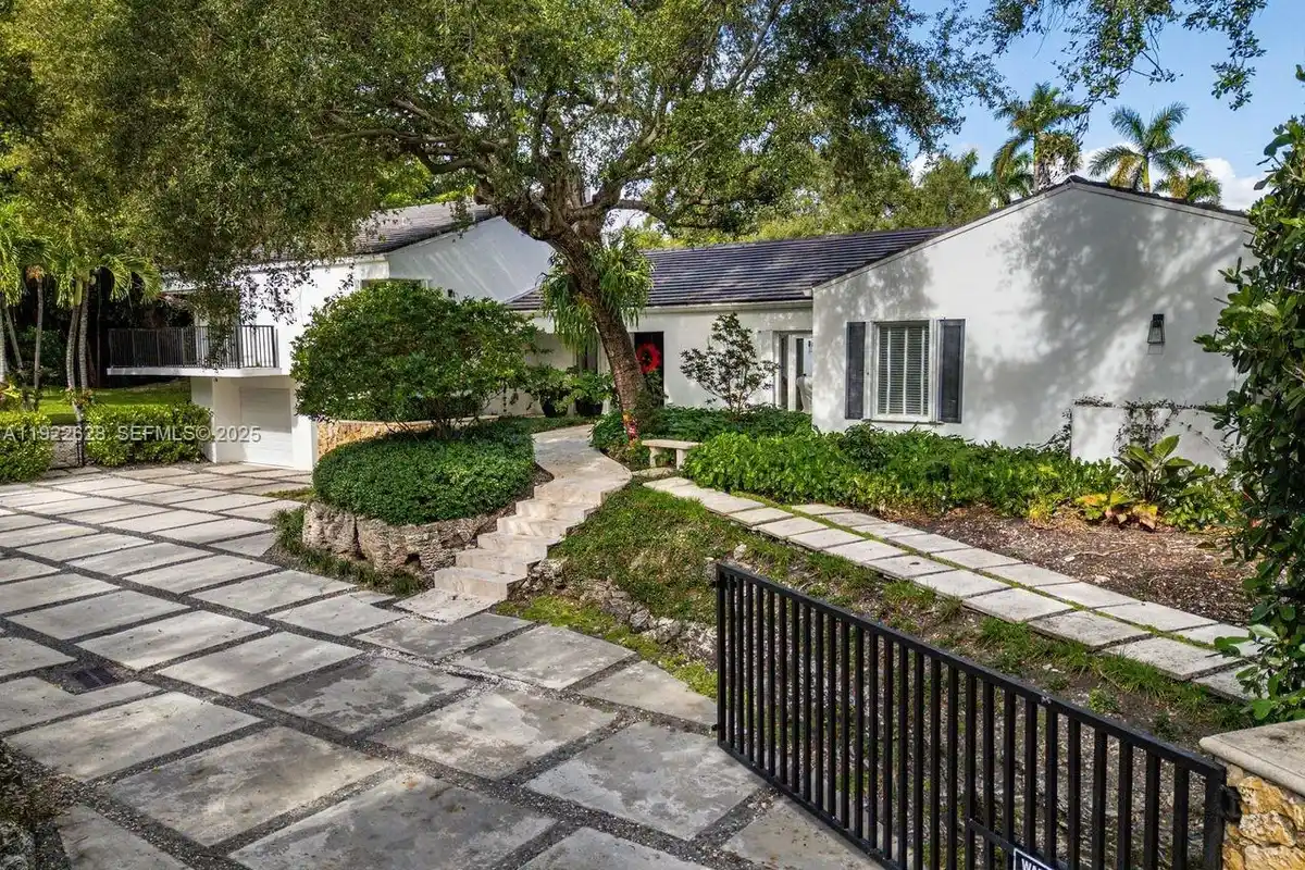 7000 Robles St, Coral Gables: photo 1 of 50