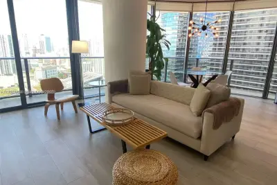 55 SW 9th St #3001, Miami: photo 1 of 28