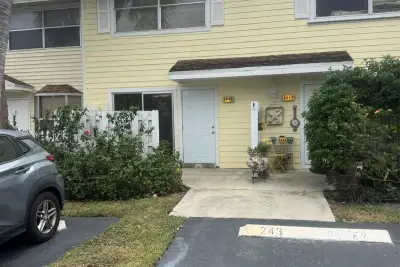 2845 NE 15th St, Pompano Beach: photo 1 of 9