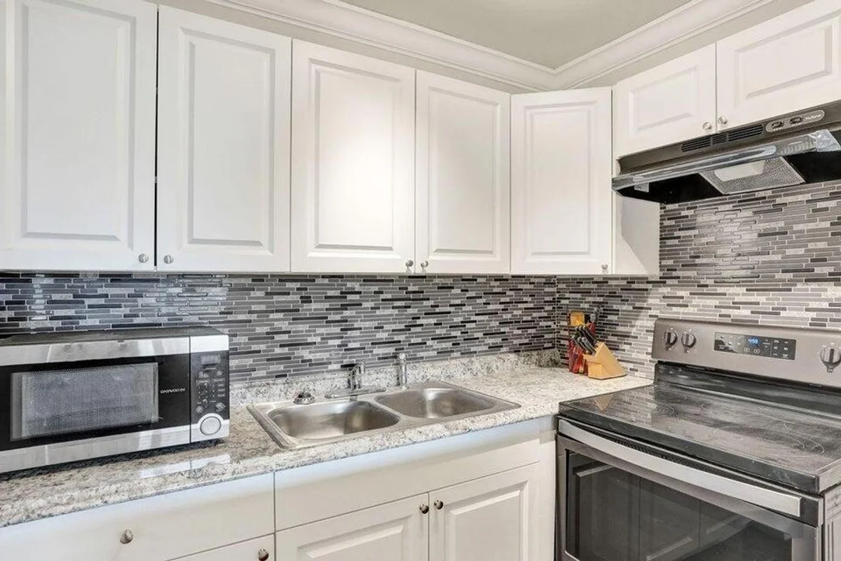 118 Sheffield E, West Palm Beach: photo 1 of 18