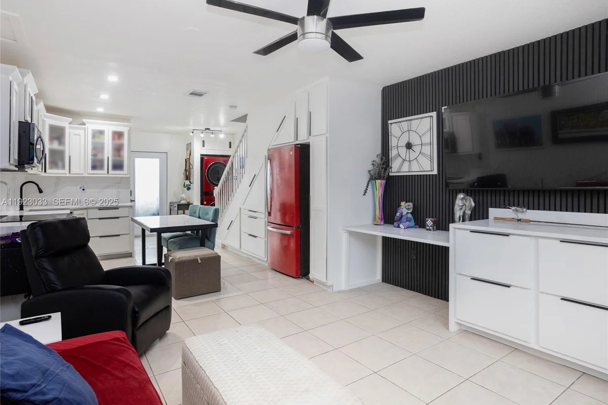 437 SW 3rd St #2, Miami: photo 1 of 35