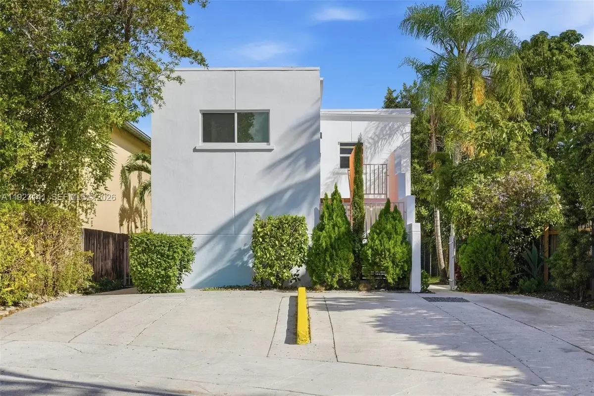 1045 SW 25th Ave, Miami: photo 1 of 47