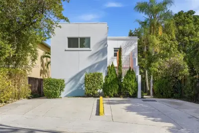 1045 SW 25th Ave, Miami: photo 1 of 47