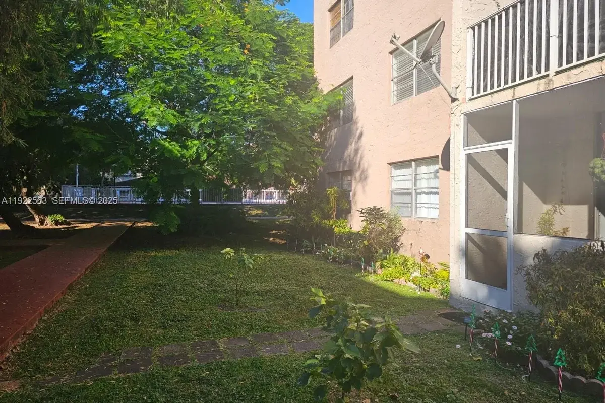 8411 NW 8th St #111, Miami: photo 1 of 27