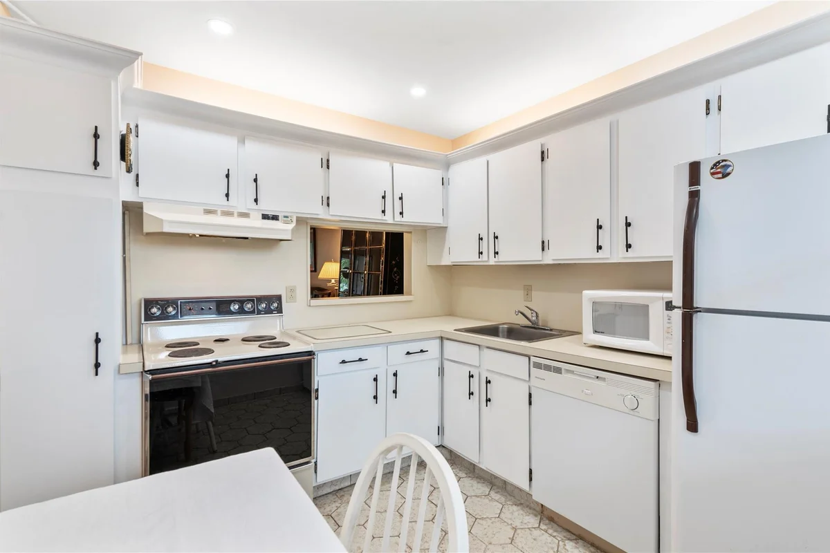 3150 Holiday Springs Blvd #308, Margate: photo 1 of 27