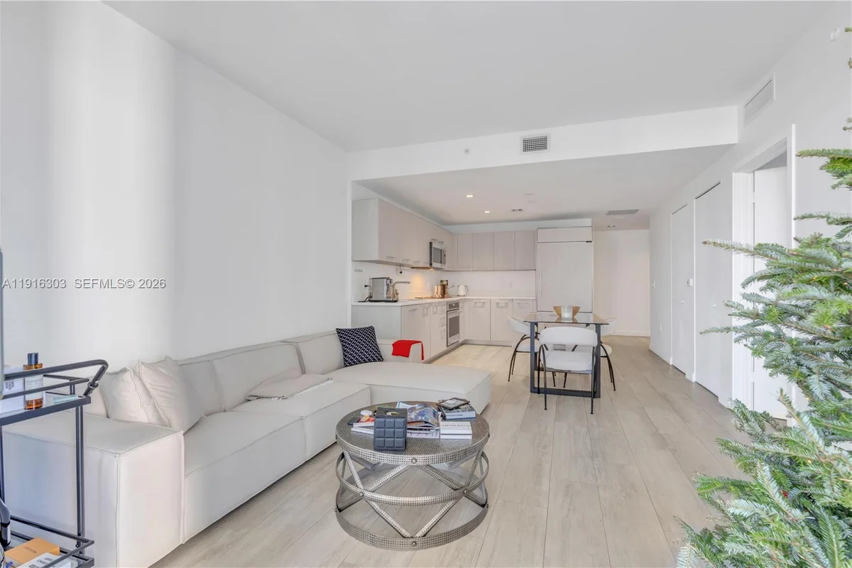 55 SW 9th St #2610, Miami: photo 1 of 21