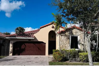 10131 NW 10th St, Miami: photo 1 of 16