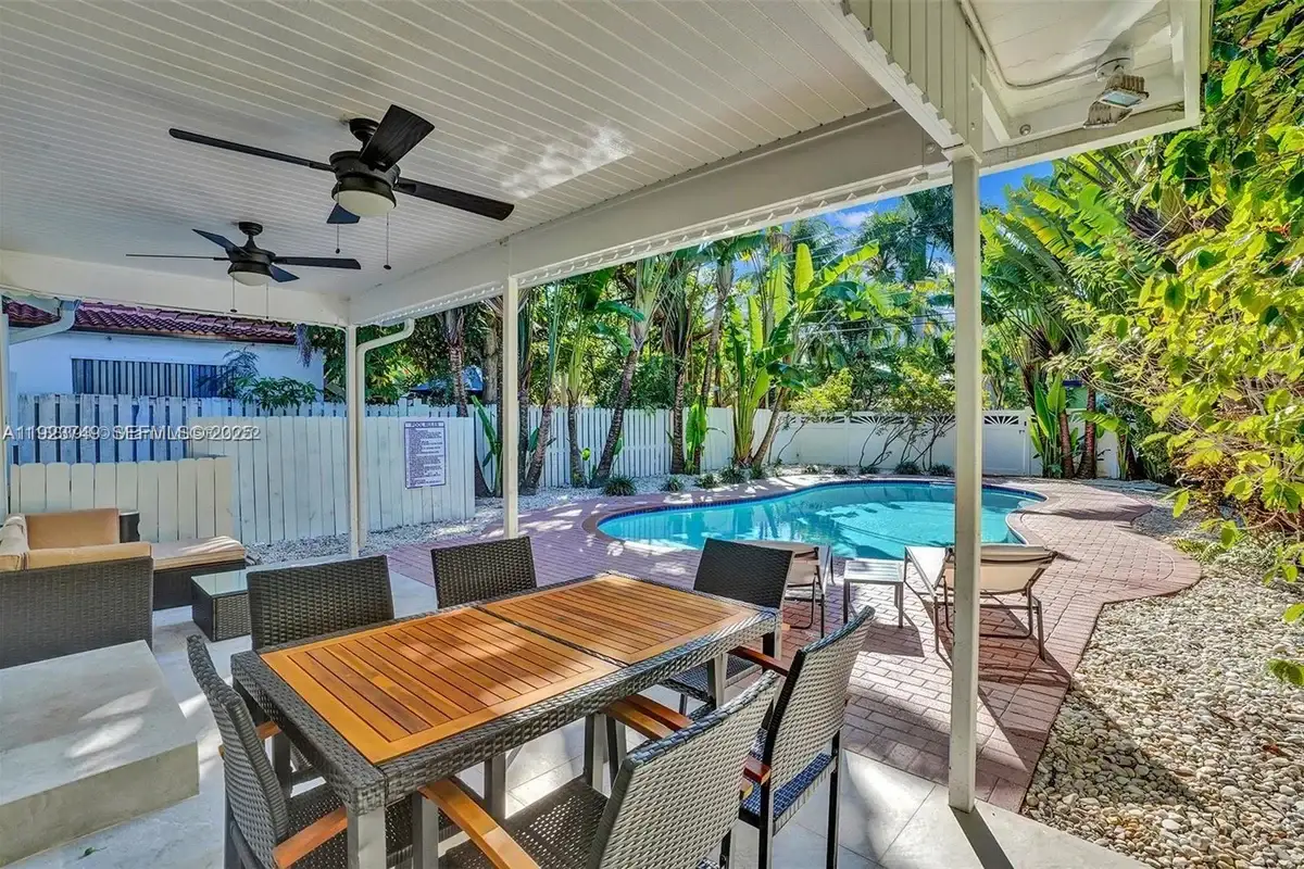 1640 Jefferson St, Hollywood: photo 1 of 5