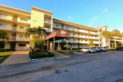 4735 E Lucerne Lakes Blvd E #413, Lake Worth: photo 1 of 14