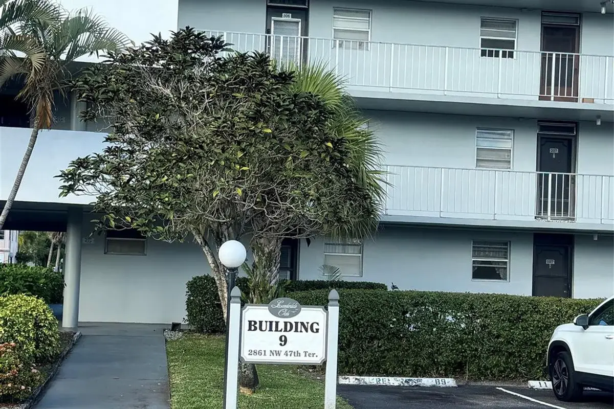 2861 NW 47th Ter #104B, Fort Lauderdale: photo 1 of 8