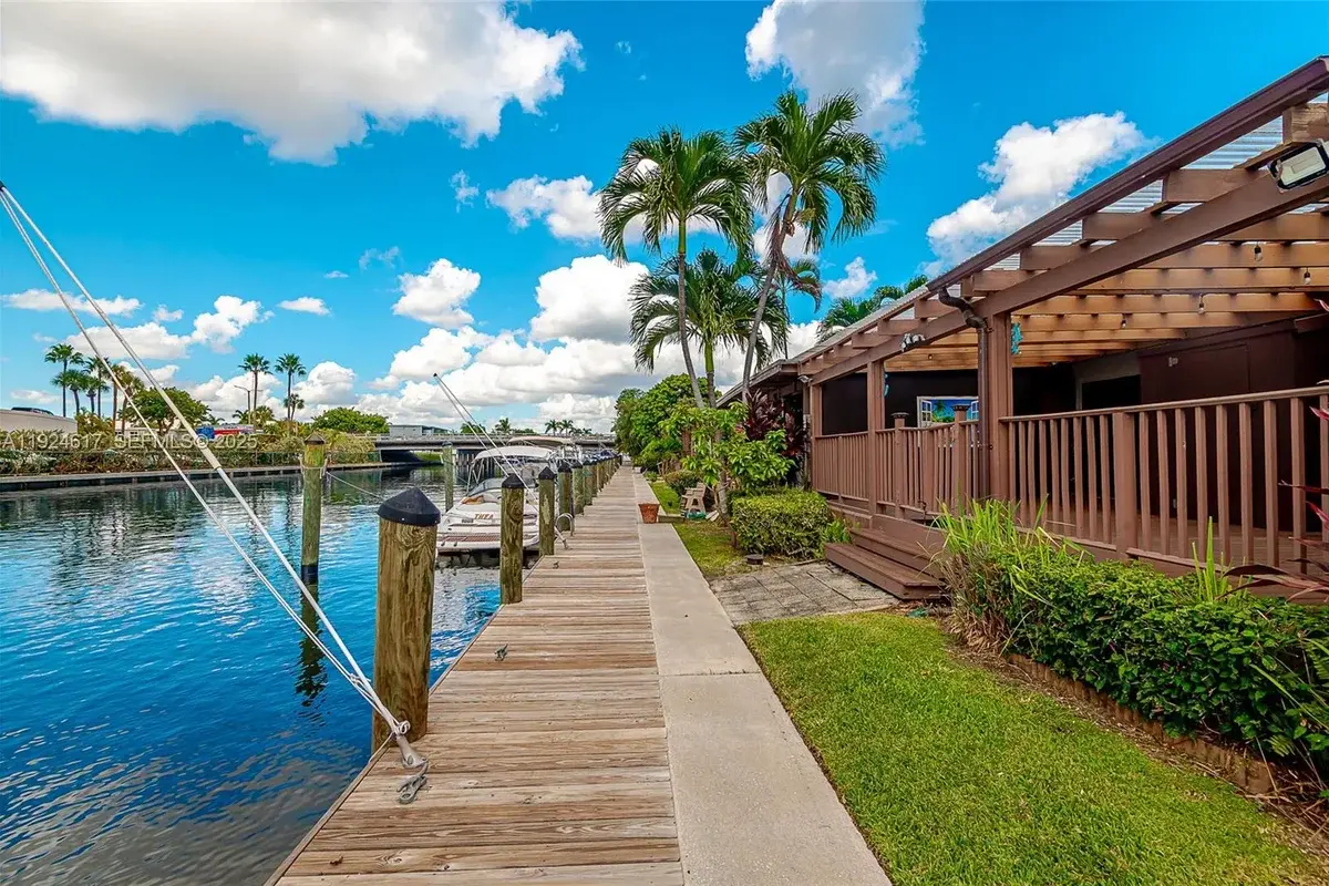 2621 S Parkview Dr, Hallandale Beach: photo 1 of 39