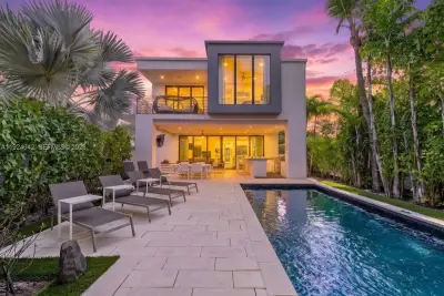 310 SE 11th Ave, Fort Lauderdale: photo 1 of 42