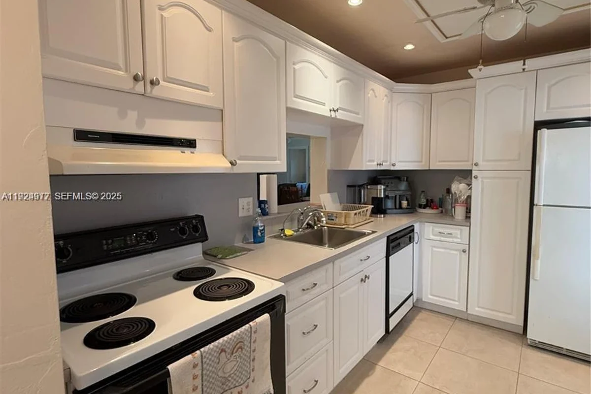 4270 NW 40th St #202, Lauderdale Lakes: photo 1 of 24