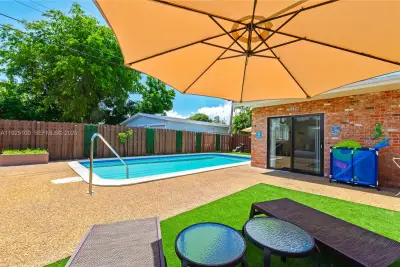 1204 NE 7th St, Pompano Beach: photo 1 of 43