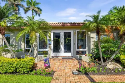 359 Poinciana Dr, Fort Lauderdale: photo 1 of 52