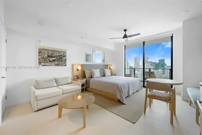 159 NE 6th St #3810, Miami: photo 1 of 23