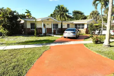 1313 NW 58th Ave, Margate: photo 1 of 22