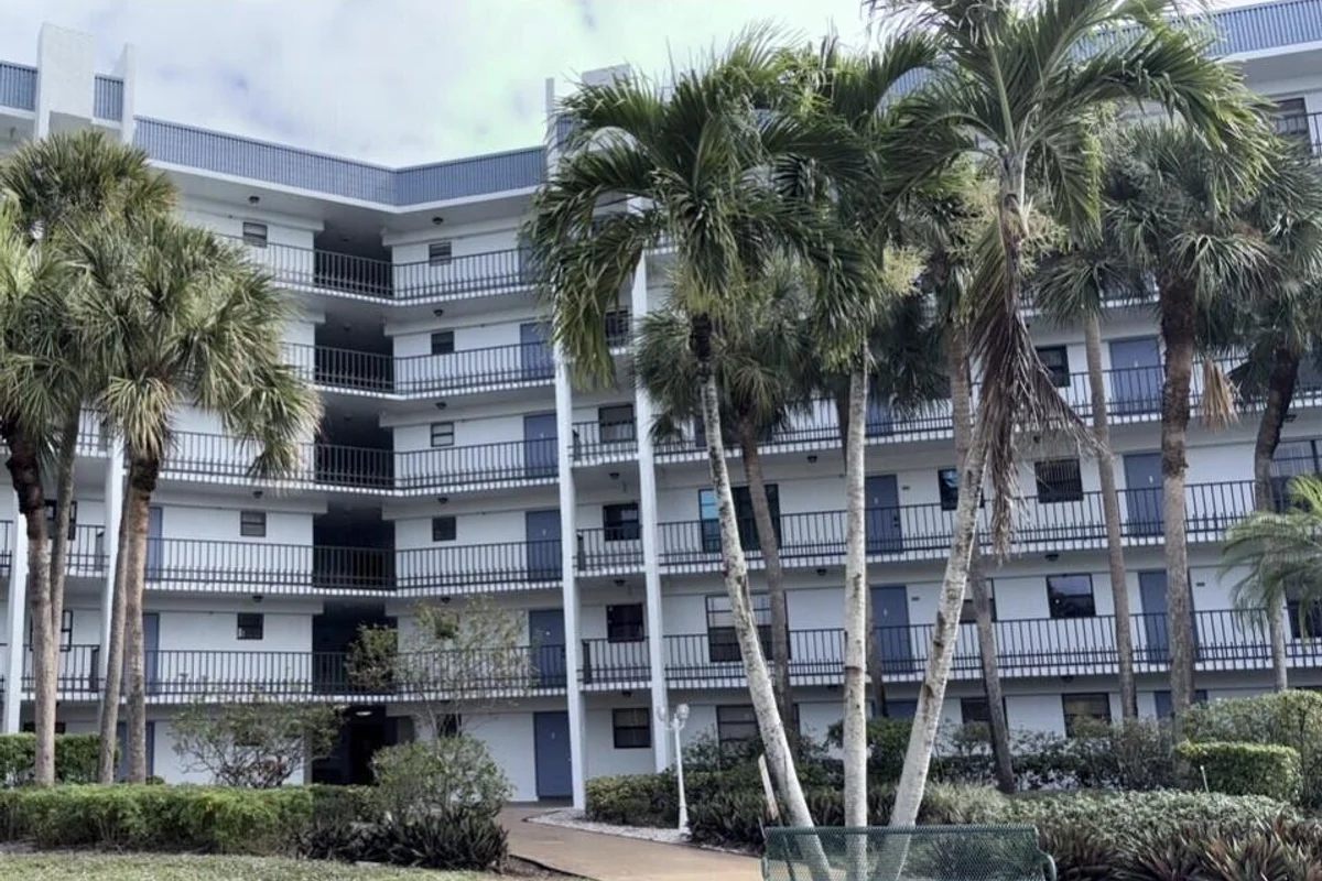 4640 Lucerne Lakes Blvd W #605, Lake Worth: photo 1 of 5