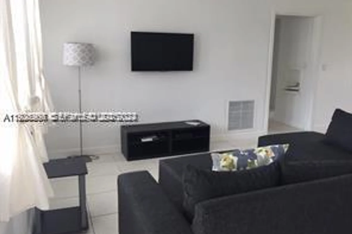 250 S Shore Dr #5, Miami Beach: photo 1 of 8