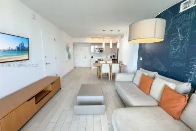 2602 E Hallandale Beach Blvd #R1807, Hallandale Beach: photo 1 of 31