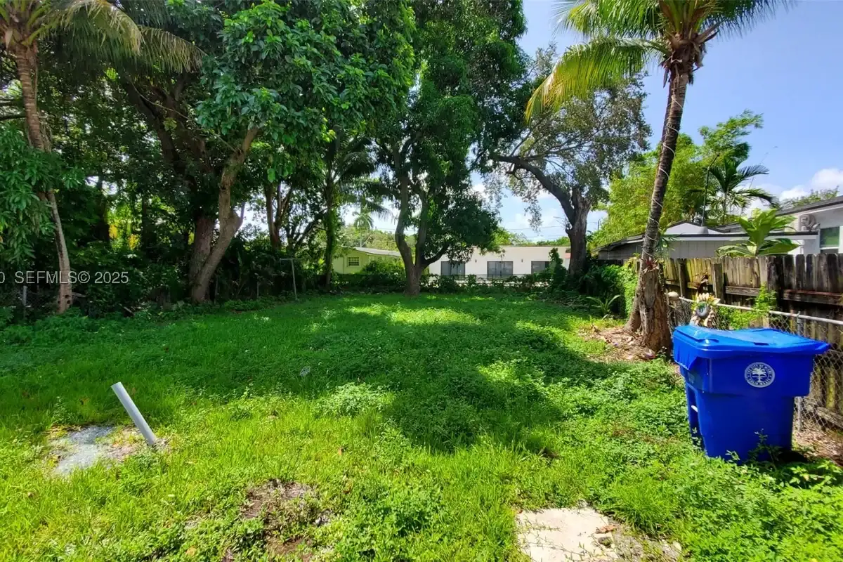 560 NW 53rd St, Miami: photo 1 of 12