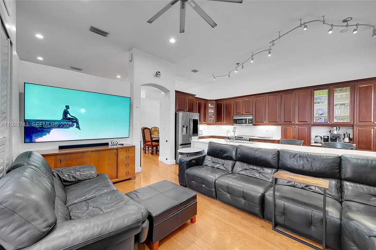 1135 Satinleaf St, Hollywood: photo 1 of 75