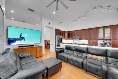 1135 Satinleaf St, Hollywood: photo 1 of 75