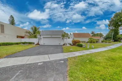 905 NW 22nd Ave, Delray Beach: photo 1 of 37