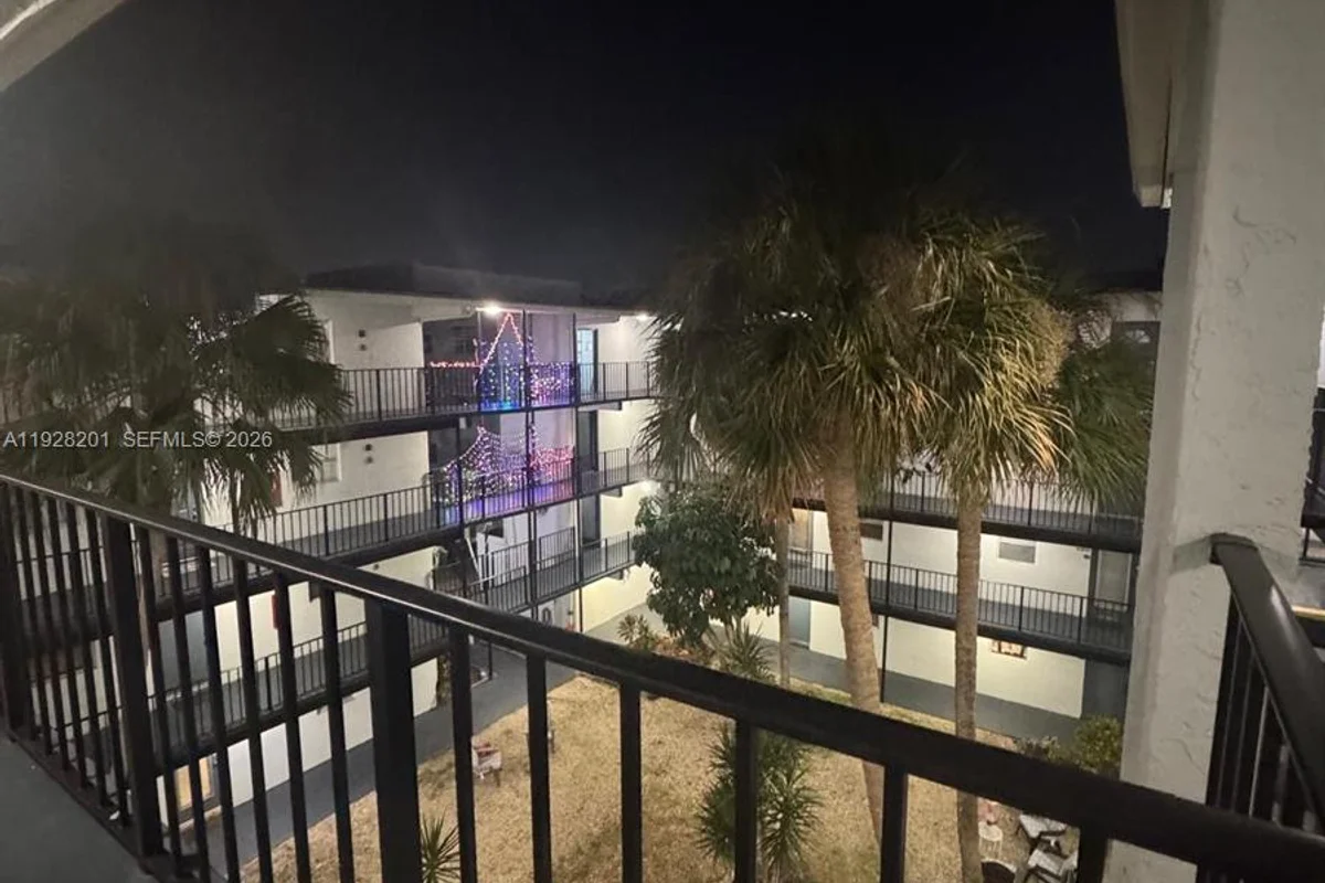 2800 Someset Dr #404, Lauderdale Lakes: photo 1 of 9