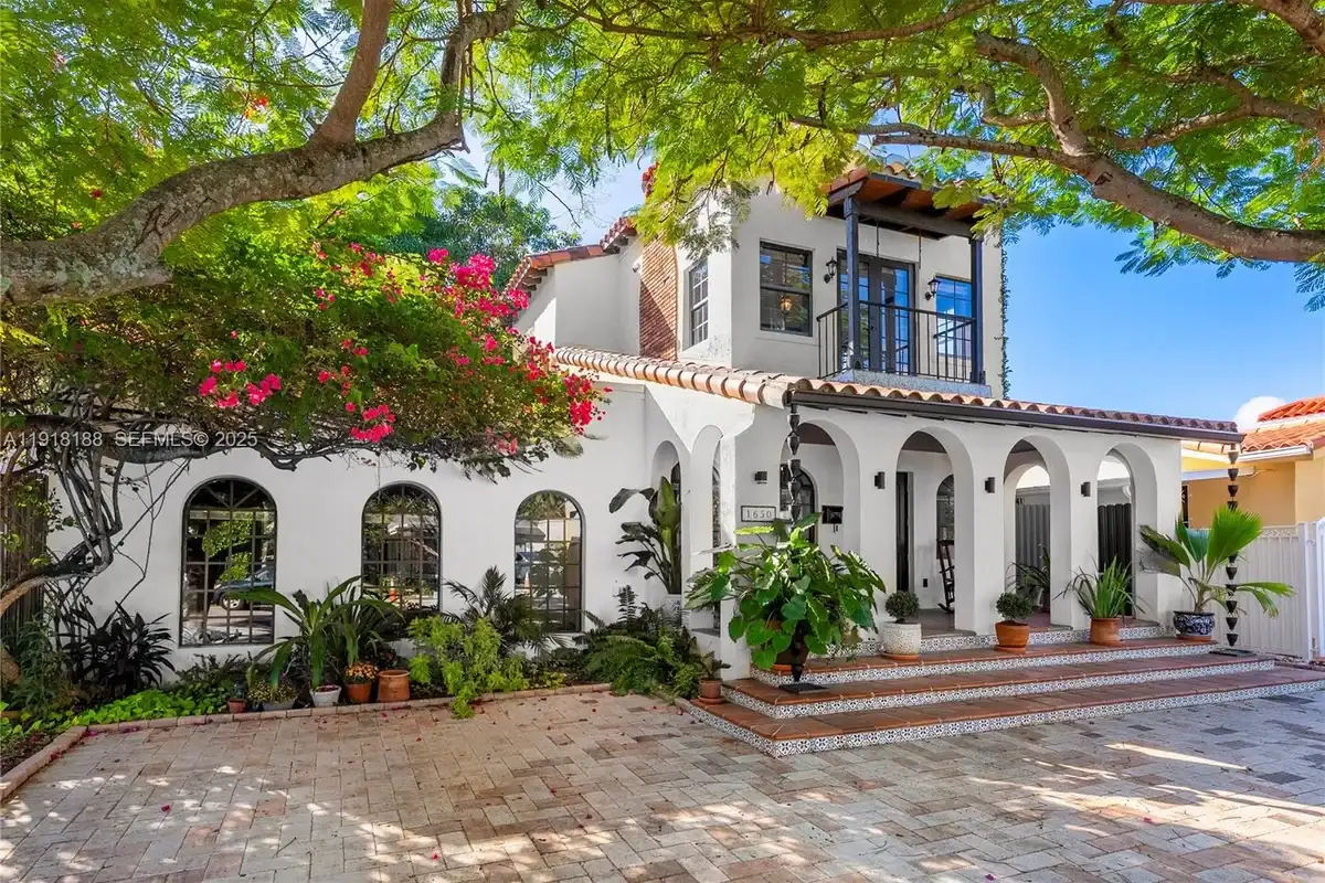 1650 SW 16th St, Miami: photo 1 of 28