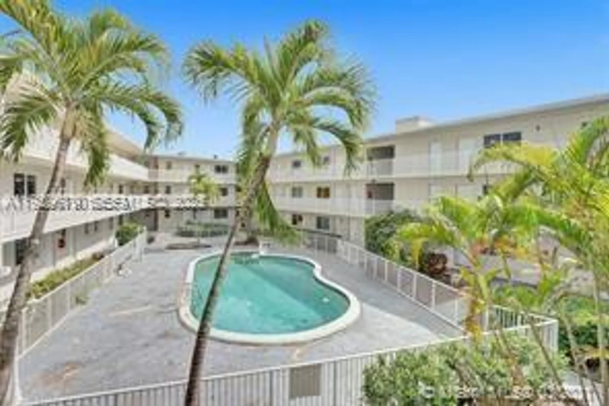 1895 Venice Park Dr #A18, Miami: photo 1 of 11