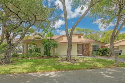 8097 Royal Palm Cir, Tamarac: photo 1 of 38