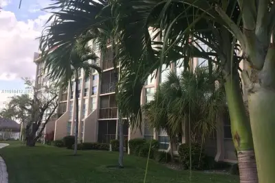 Condo in Hallandale Beach: photo 1 of 18
