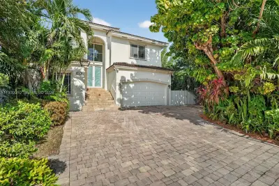 2913 SW 13th St, Miami: photo 1 of 56