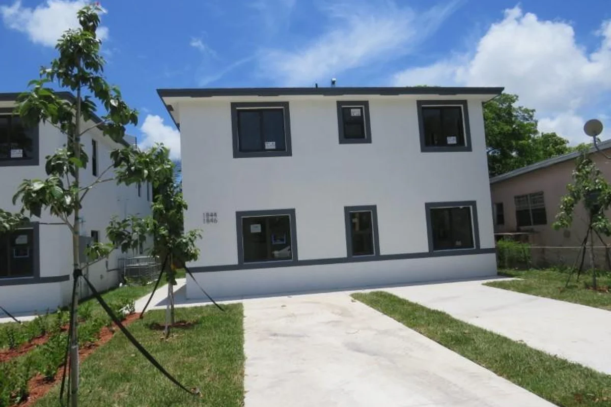 1836 NW 70th St, Miami: photo 1 of 5