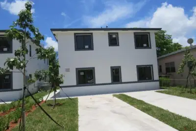 1836 NW 70th St, Miami: photo 1 of 5