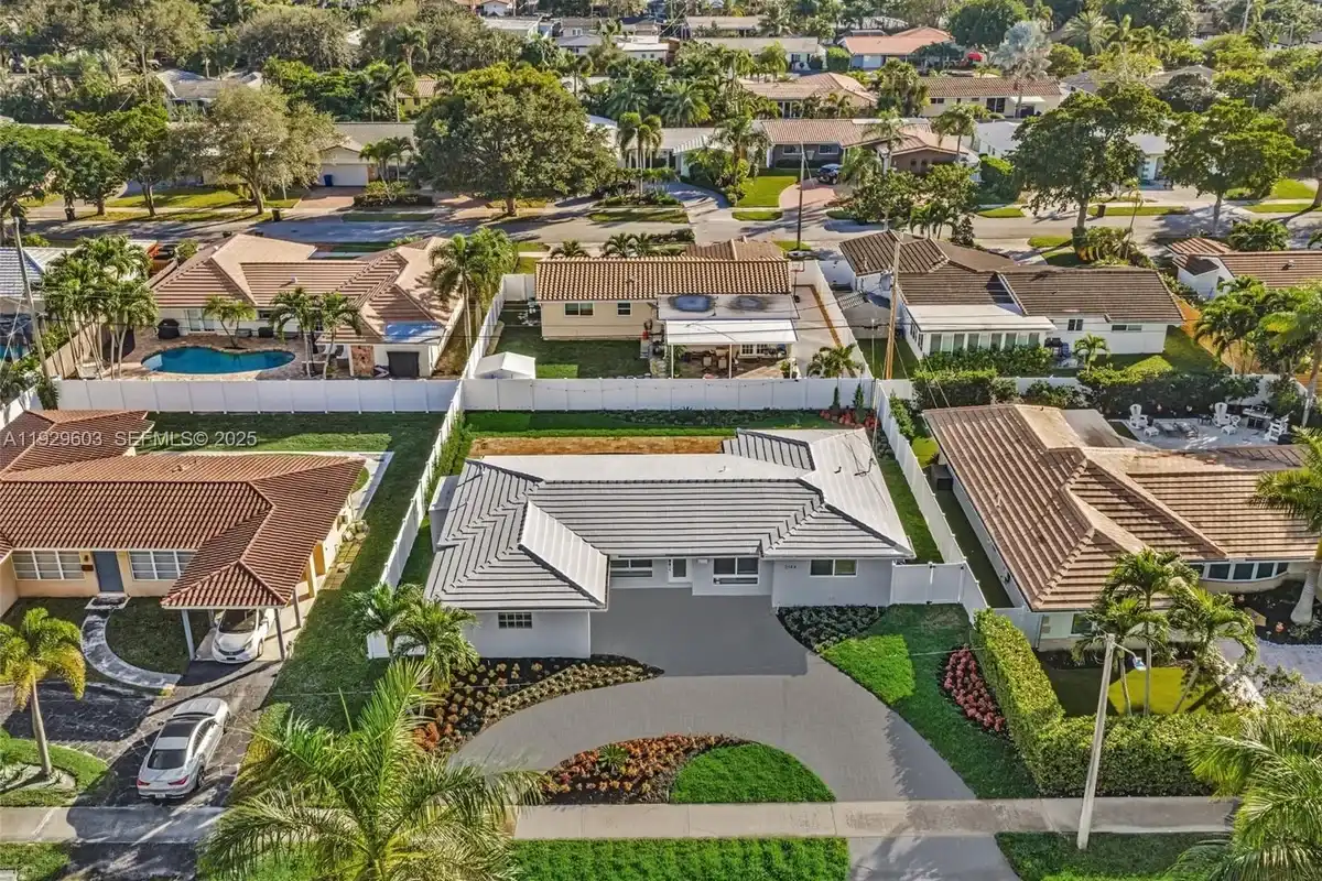 2144 NE 64th St, Fort Lauderdale: photo 1 of 37