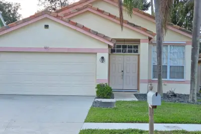 661 Lake Wellington Dr, Wellington: photo 1 of 83
