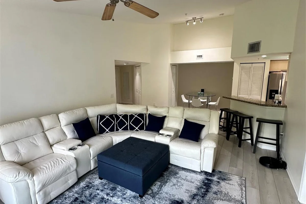 2131 SE 10th Ave #1120, Fort Lauderdale: photo 1 of 9