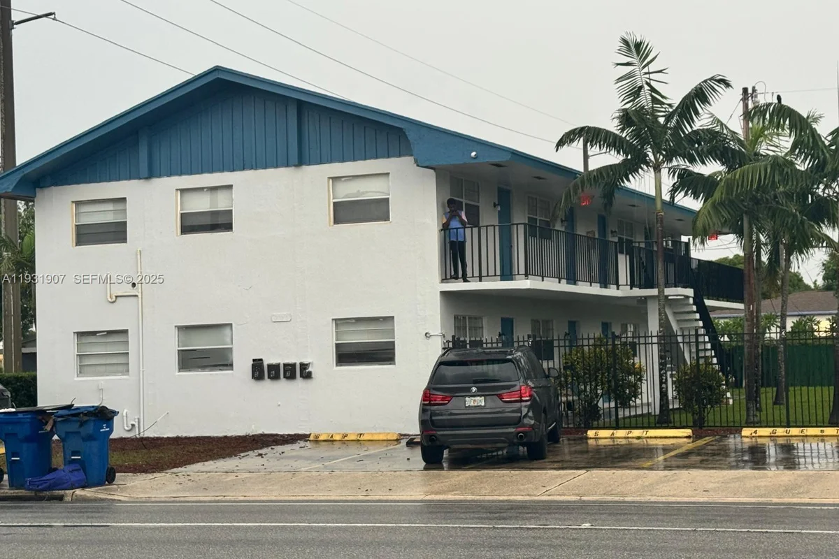 215 W Blue Heron Blvd, Riviera Beach: photo 1 of 12