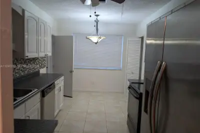 4550 NW 43rd St, Lauderdale Lakes: photo 1 of 6