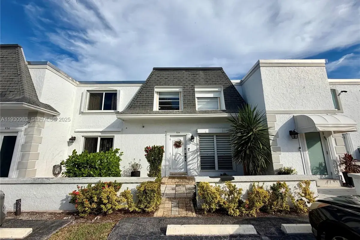 934 NE 27th Ave, Hallandale Beach: photo 1 of 45