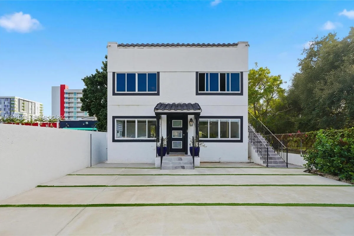1590 NW 38th St #1, Miami: photo 1 of 36