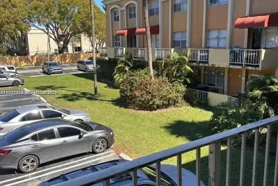 18101 NW 68th Ave #C202, Hialeah: photo 1 of 10