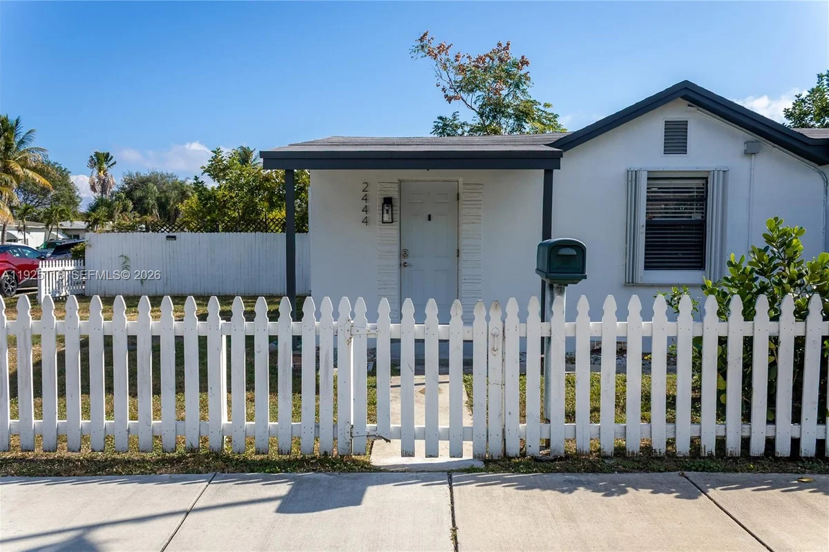 2444 Roosevelt St, Hollywood: photo 1 of 13