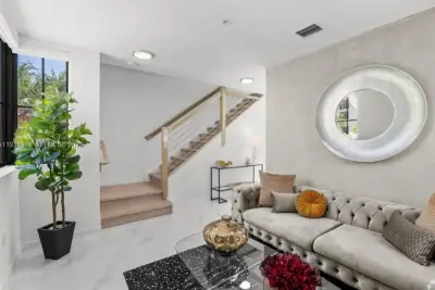 2320 E 4th Ave #102, Hialeah: photo 1 of 9