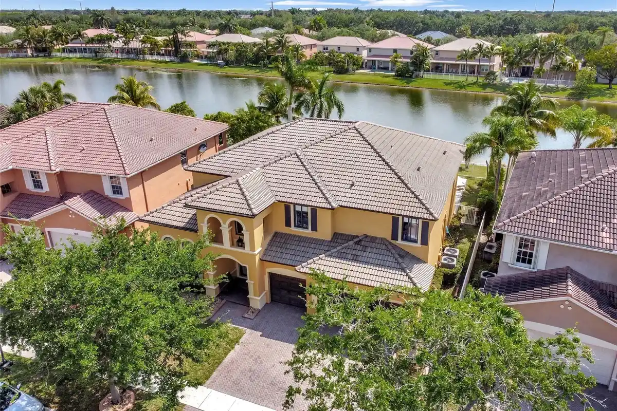 3872 W Hibiscus St, Weston: photo 1 of 28
