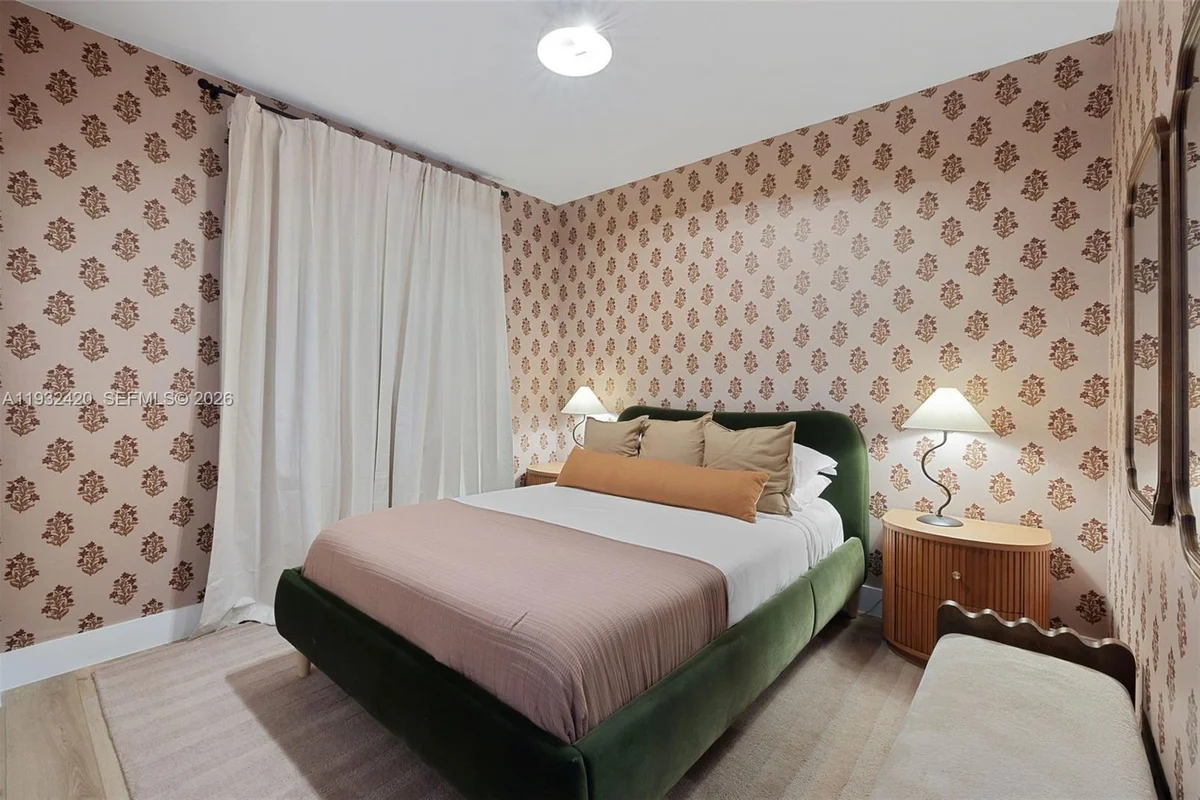 1542 NW 2nd St #105, Miami: photo 1 of 18